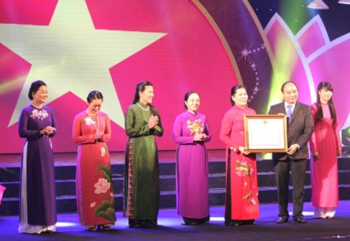 Hội LHPN Việt Nam vinh dự đón nhận Huân chương độc lập hạng Nhất